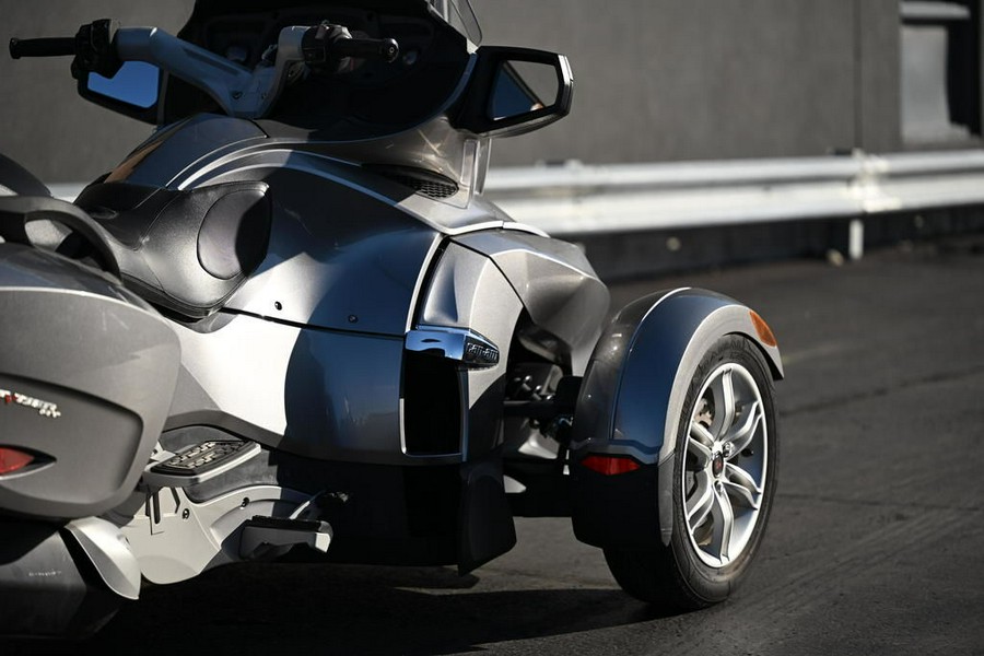 2012 Can-Am® Spyder® RT Audio & Convenience SE5