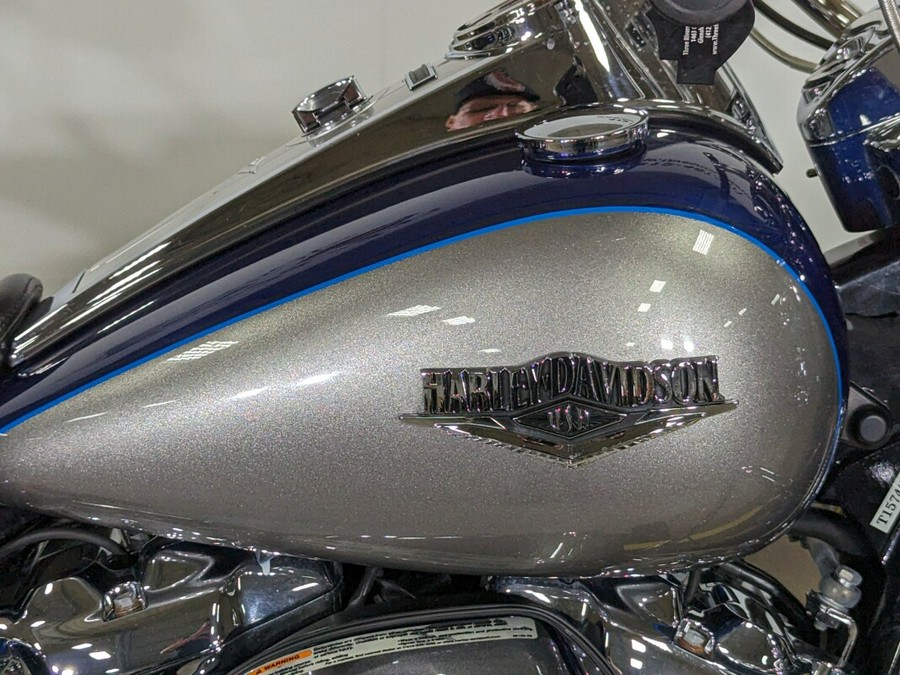 2017 Harley-Davidson Road King Two-Tone Superior Blue/Billet Silver