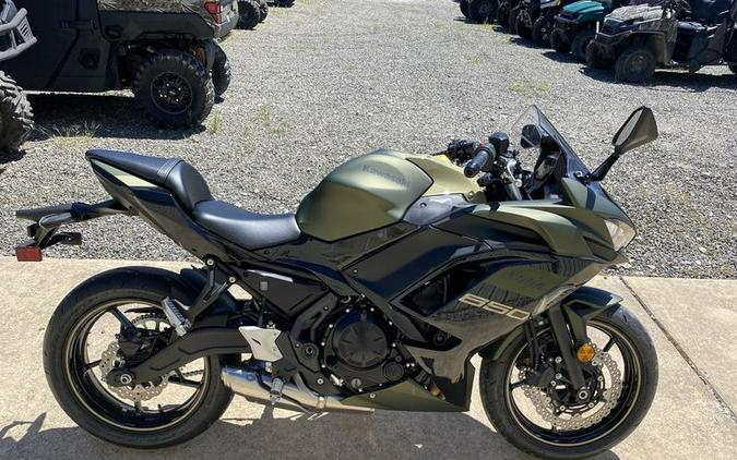 2024 Kawasaki Ninja® 650 ABS Metallic Covert Green/Metallic Spark Black