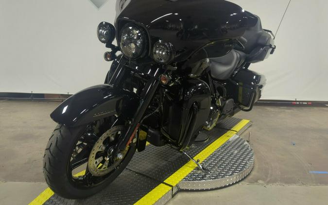 2023 Harley-Davidson® Ultra Limited Vivid Black – Black Finish