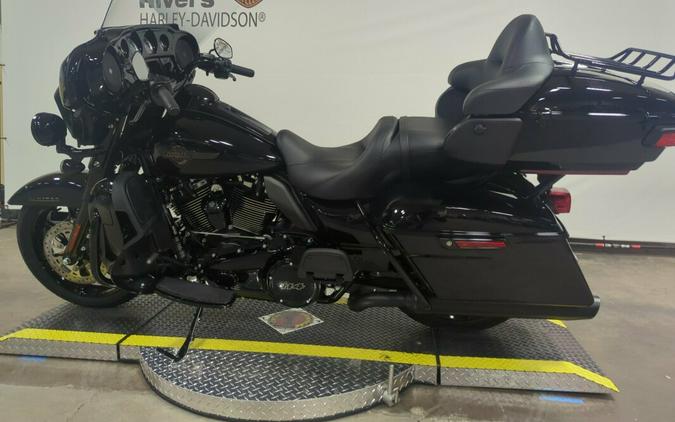 2023 Harley-Davidson® Ultra Limited Vivid Black – Black Finish