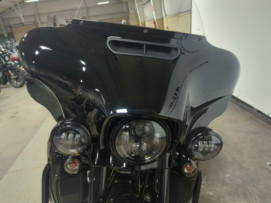 2023 Harley-Davidson® Ultra Limited Vivid Black – Black Finish