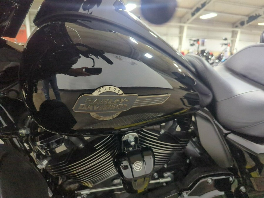 2023 Harley-Davidson® Ultra Limited Vivid Black – Black Finish