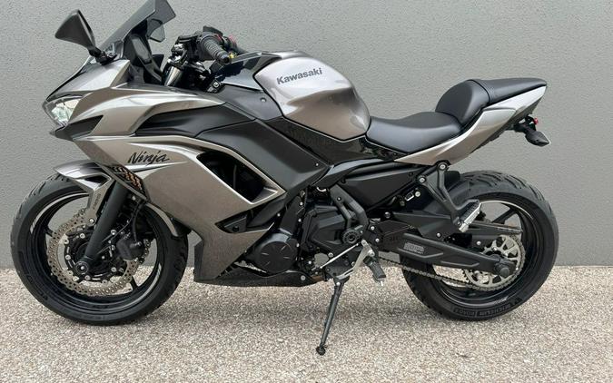 2021 Kawasaki Ninja® 650 ABS Metallic Graphite Gray/Metallic Spark Black