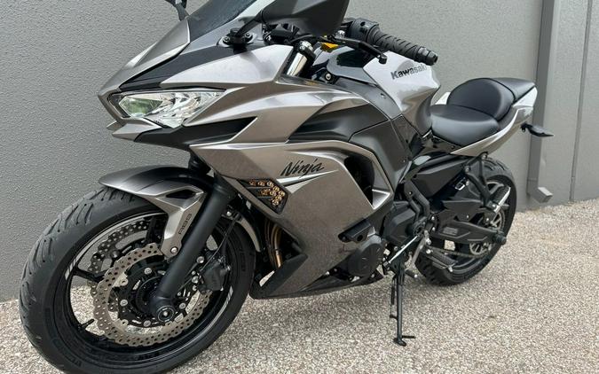 2021 Kawasaki Ninja® 650 ABS Metallic Graphite Gray/Metallic Spark Black