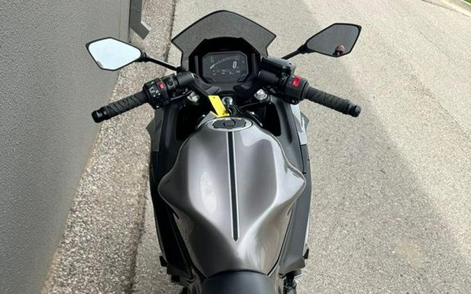 2021 Kawasaki Ninja® 650 ABS Metallic Graphite Gray/Metallic Spark Black