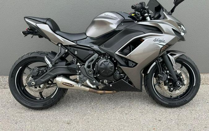 2021 Kawasaki Ninja® 650 ABS Metallic Graphite Gray/Metallic Spark Black