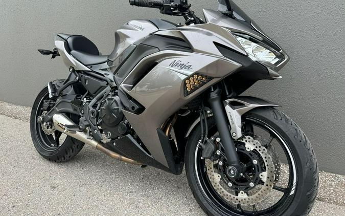 2021 Kawasaki Ninja® 650 ABS Metallic Graphite Gray/Metallic Spark Black
