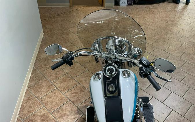 2017 Harley-Davidson Softail Dlx Crushed Ice Pearl/Frosted Teal Pearl FLSTN