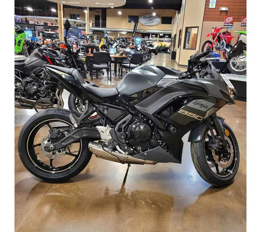 2024 Kawasaki Ninja® 650 ABS Metallic Matte Dark Gray/Metallic Spark Black