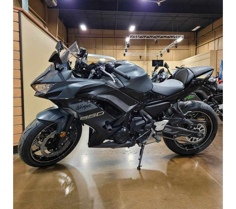 2024 Kawasaki Ninja® 650 ABS Metallic Matte Dark Gray/Metallic Spark Black