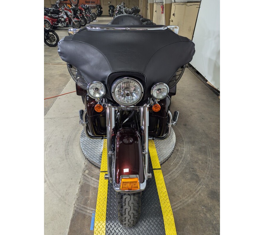 2011 Harley-Davidson Tri Glide Ultra Classic® Two-Tone Merlot Sunglo/Vivid B