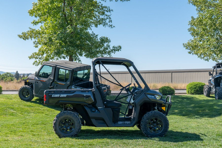 2025 Can-Am™ Defender DPS HD9