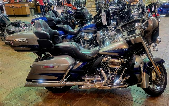 2017 Harley-Davidson® CVO™ Limited Palladium Silver/Phantom Blue with Wicked S