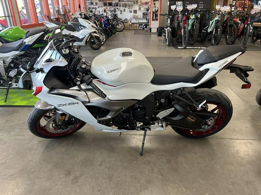 2024 Kawasaki Ninja® ZX™-6R Pearl Robotic White/Metallic Graphite Gray