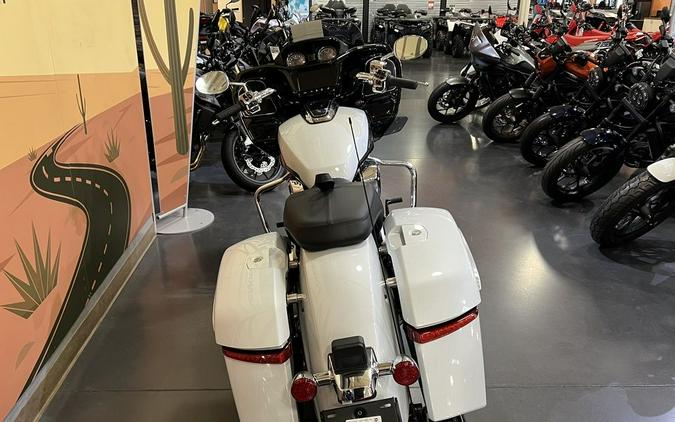 2025 Indian Motorcycle® Challenger® Limited 112 Ghost White Metallic with Black Metallic