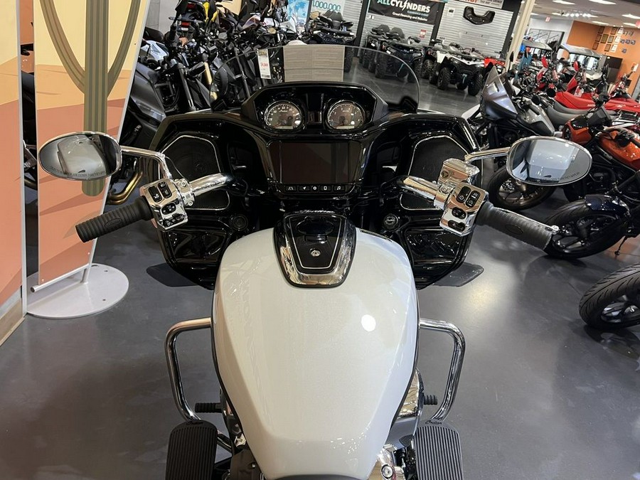 2025 Indian Motorcycle® Challenger® Limited 112 Ghost White Metallic with Black Metallic