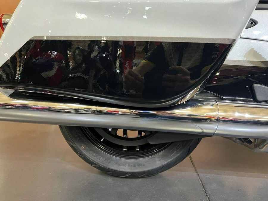 2025 Indian Motorcycle® Challenger® Limited 112 Ghost White Metallic with Black Metallic