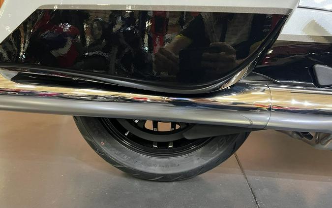 2025 Indian Motorcycle® Challenger® Limited 112 Ghost White Metallic with Black Metallic