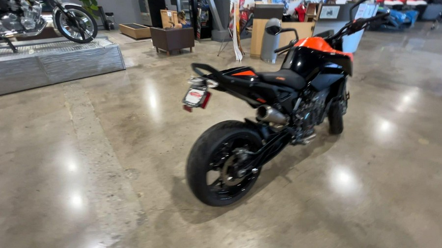 2022 KTM 890 DUKE