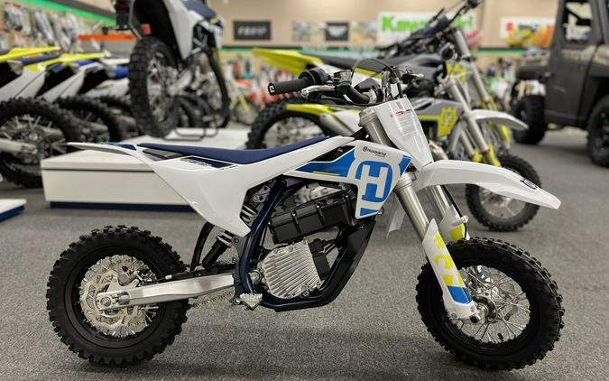 2023 Husqvarna® EE3