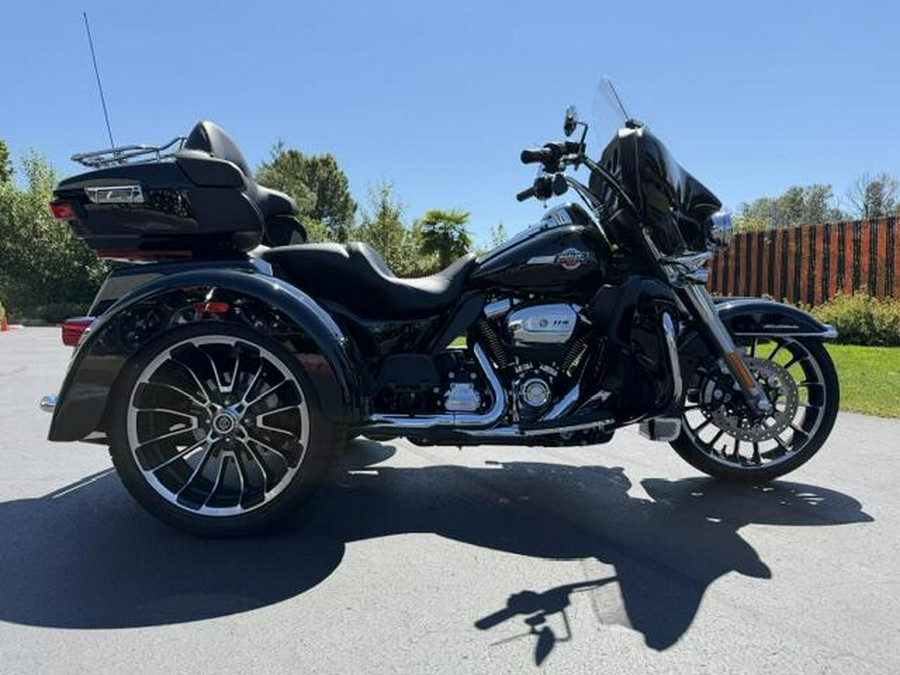 2025 Harley-Davidson Tri Glide Ultra Vivid Black