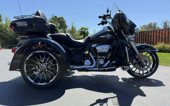 2025 Harley-Davidson Tri Glide Ultra Vivid Black