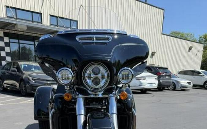 2025 Harley-Davidson Tri Glide Ultra Vivid Black