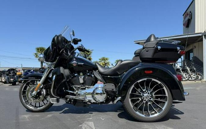 2025 Harley-Davidson Tri Glide Ultra Vivid Black