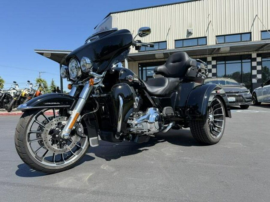 2025 Harley-Davidson Tri Glide Ultra Vivid Black