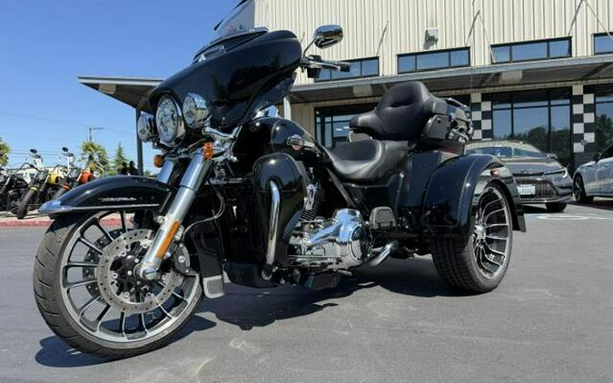 2025 Harley-Davidson Tri Glide Ultra Vivid Black
