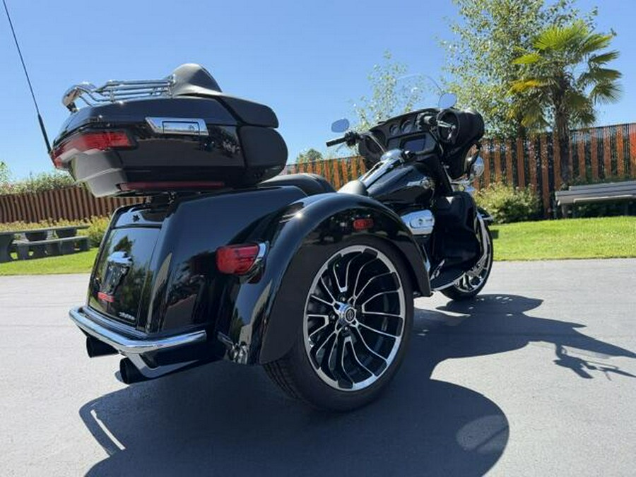 2025 Harley-Davidson Tri Glide Ultra Vivid Black