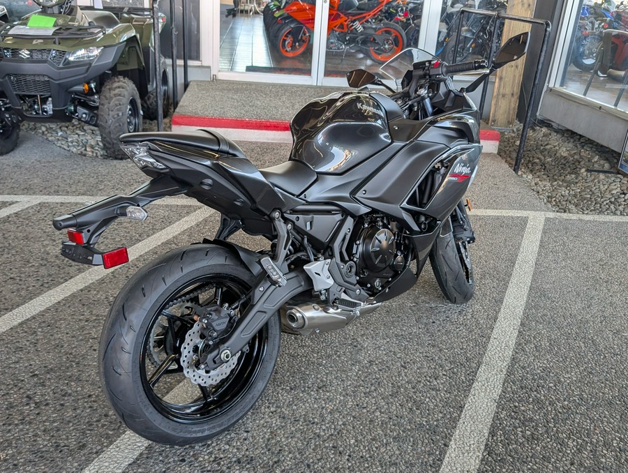 ♡ 2026 Kawasaki NINJA 650 Metallic Flat Spark Black/Metallic Carbon