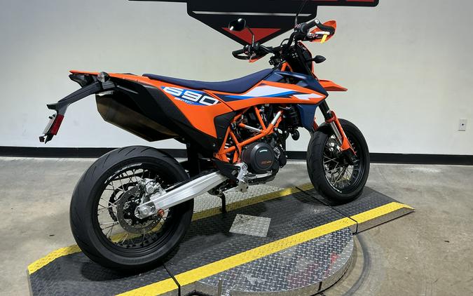 2023 KTM 690 SMC R
