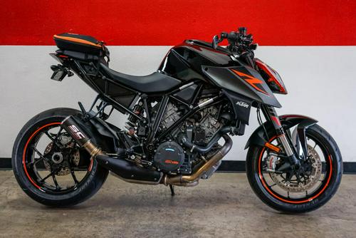 Comparison Ride Review: 2017 Aprilia Tuono V4 1100 vs. 2017 KTM Super Duke 1290 R