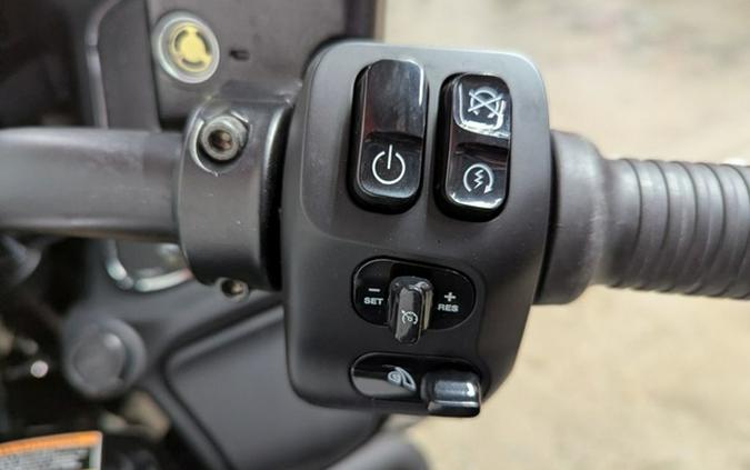 2023 Indian Challenger Black Metallic