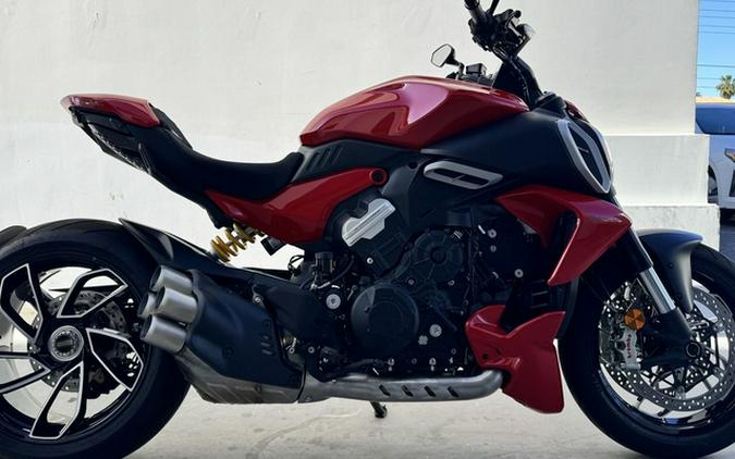 2026 Ducati Diavel V4 Red