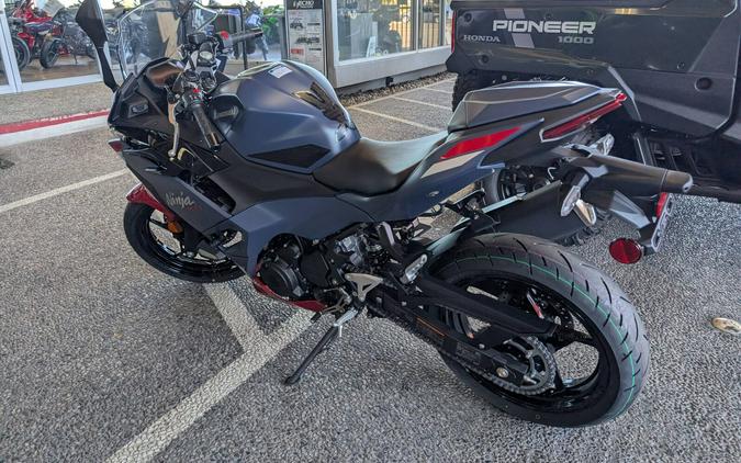 2026 Kawasaki NINJA 500 SE ABS Metallic Matte Twilight Blue/Candy Persimmon Red