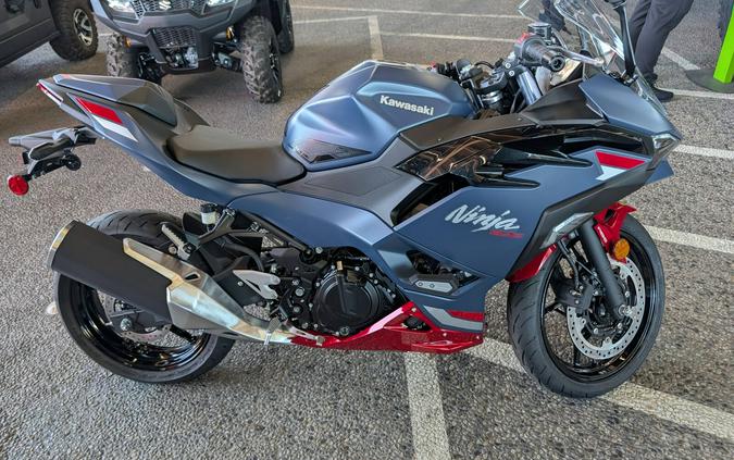 2026 Kawasaki NINJA 500 SE ABS Metallic Matte Twilight Blue/Candy Persimmon Red
