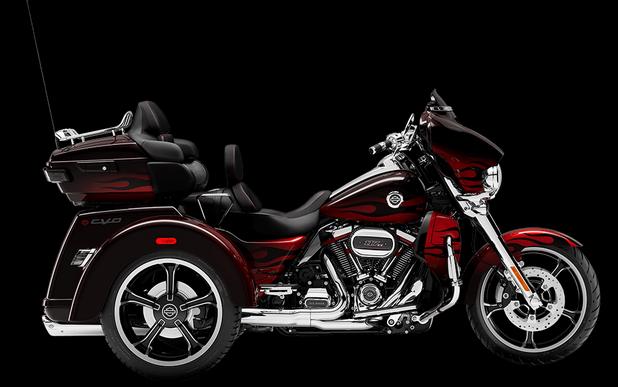 2022 Harley-Davidson® CVO™ Tri Glide® FLHTCUTG