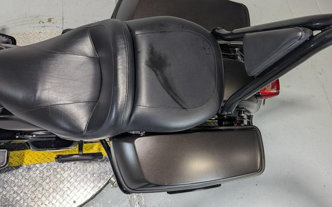 2021 Harley-Davidson® Road Glide® Limited Gauntlet Gray Metallic/Vivid Black - Black Finish