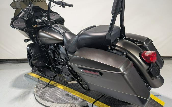 2021 Harley-Davidson® Road Glide® Limited Gauntlet Gray Metallic/Vivid Black - Black Finish