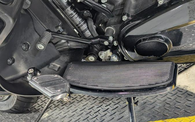 2021 Harley-Davidson® Road Glide® Limited Gauntlet Gray Metallic/Vivid Black - Black Finish