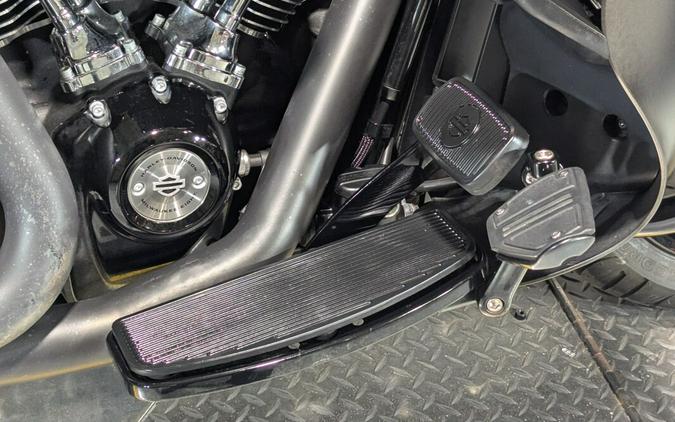 2021 Harley-Davidson® Road Glide® Limited Gauntlet Gray Metallic/Vivid Black - Black Finish