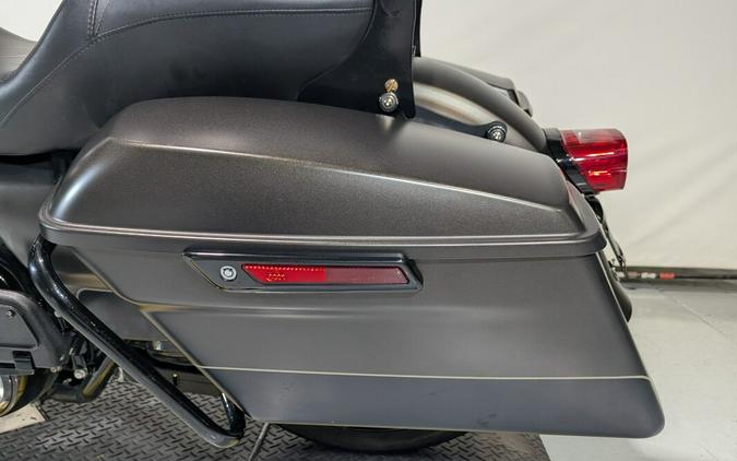 2021 Harley-Davidson® Road Glide® Limited Gauntlet Gray Metallic/Vivid Black - Black Finish