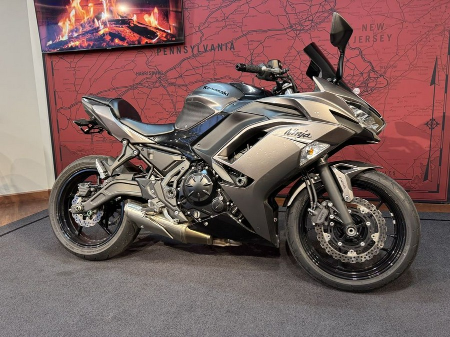 2021 Kawasaki Ninja® 650 ABS Metallic Graphite Gray/Metallic Spark Black