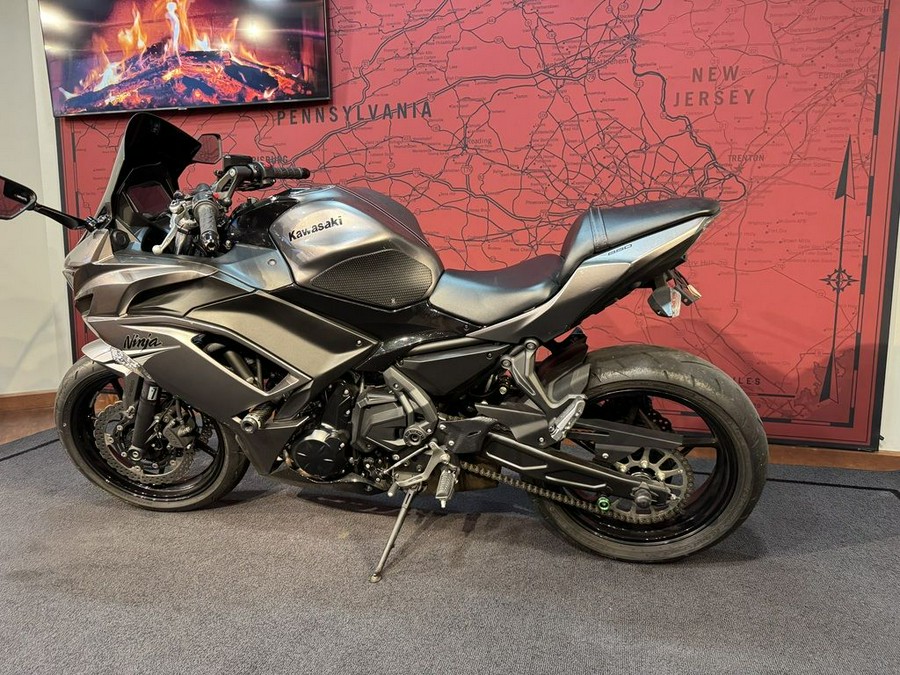 2021 Kawasaki Ninja® 650 ABS Metallic Graphite Gray/Metallic Spark Black