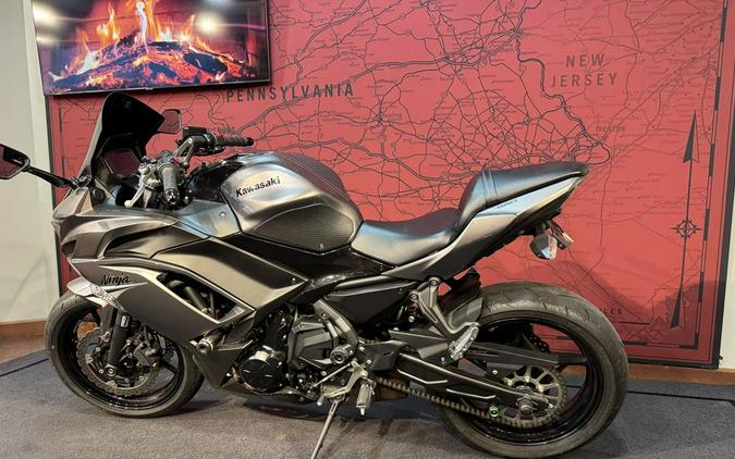 2021 Kawasaki Ninja® 650 ABS Metallic Graphite Gray/Metallic Spark Black