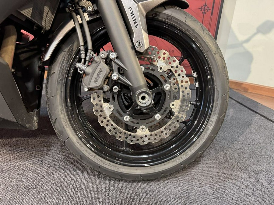 2021 Kawasaki Ninja® 650 ABS Metallic Graphite Gray/Metallic Spark Black