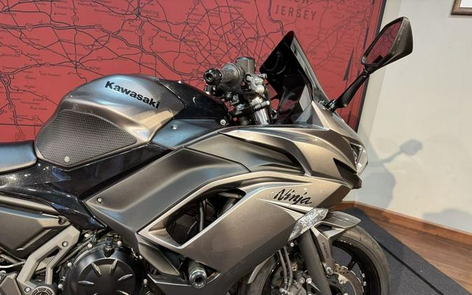 2021 Kawasaki Ninja® 650 ABS Metallic Graphite Gray/Metallic Spark Black